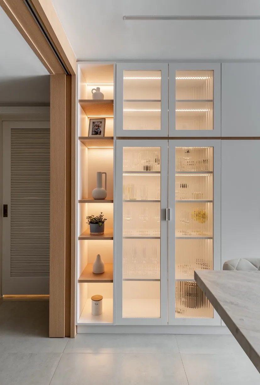 Cristaleira com vidro canelado, nichos iluminados em LED e madeira clara